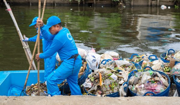 Cleaning Thai waterways