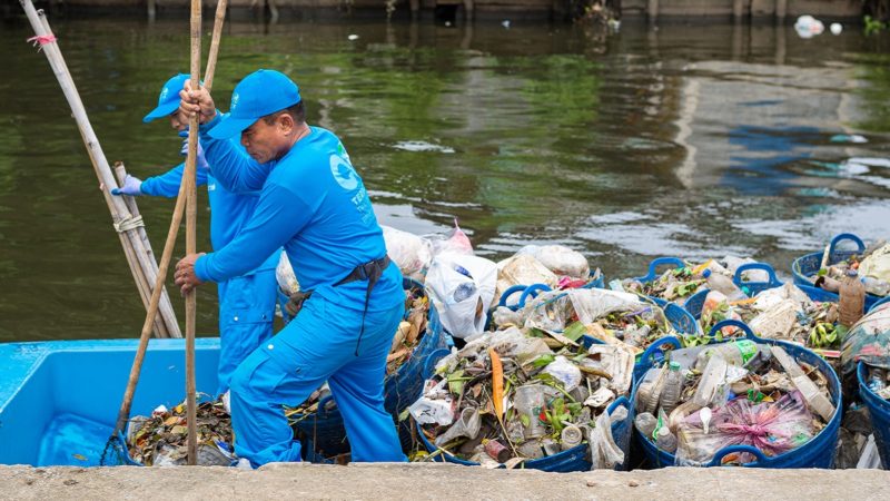 Cleaning Thai waterways