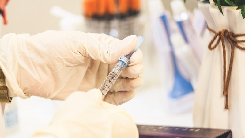 Preparing vaccine needle